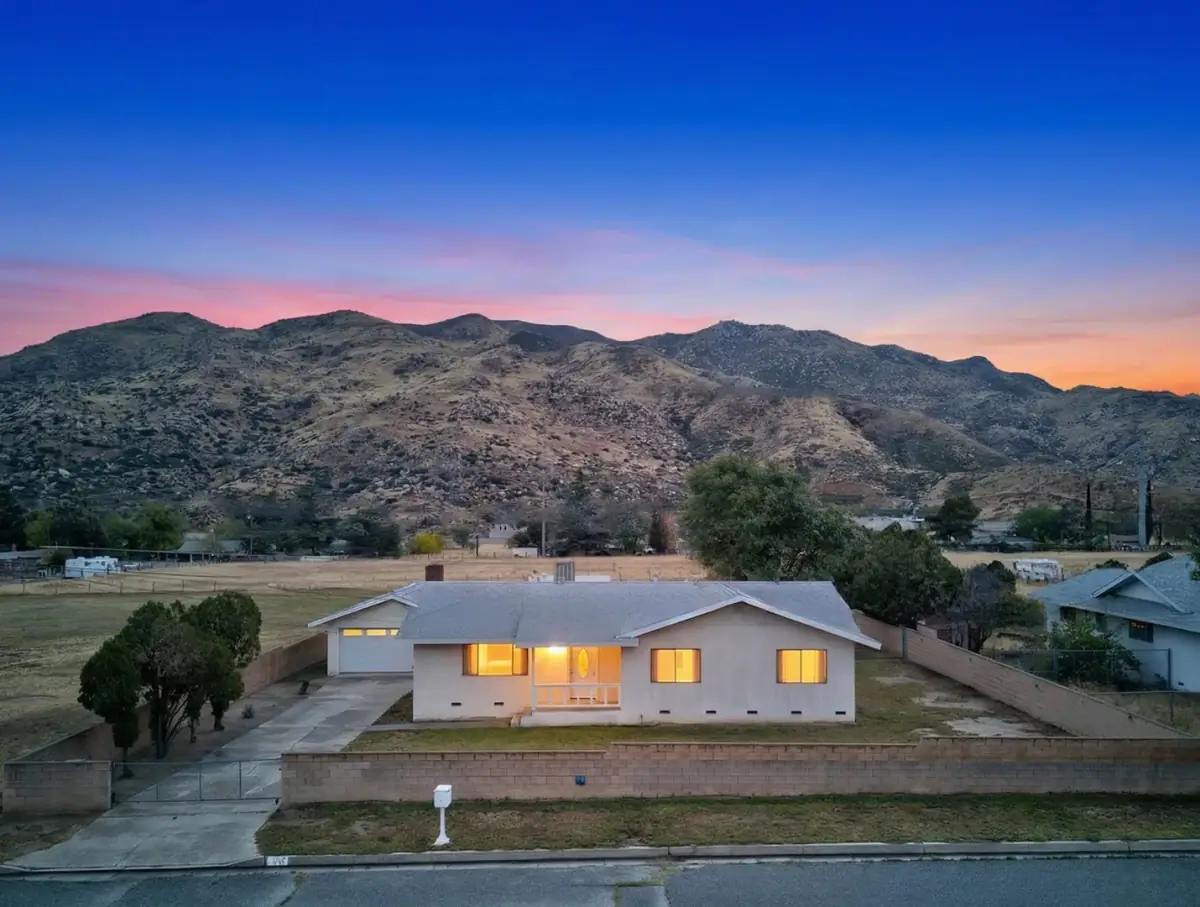 Exterior front view at sunset — mountain backdrop — 514 E Victory St, Banning, CA 92220