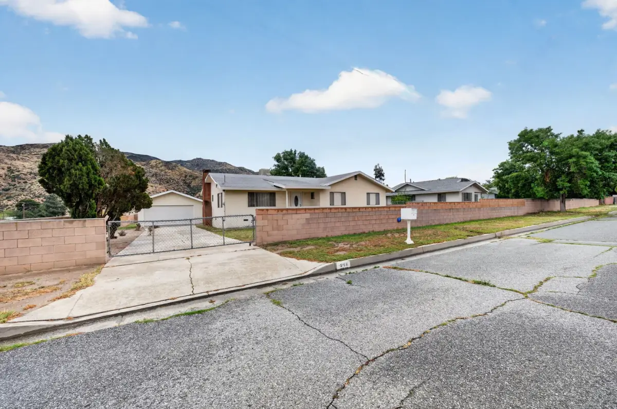 Front exterior side view — 514 E Victory St, Banning, CA 92220